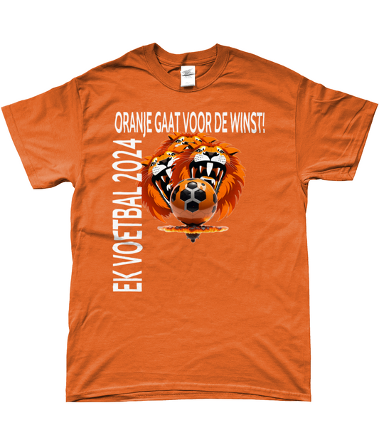 Softstyle t-shirt met de tekst, Oranje gaat voor de winst, EK voetbal 2024. En met een afdruk van drie Oranje leeuwen, die een voetbal opeten.